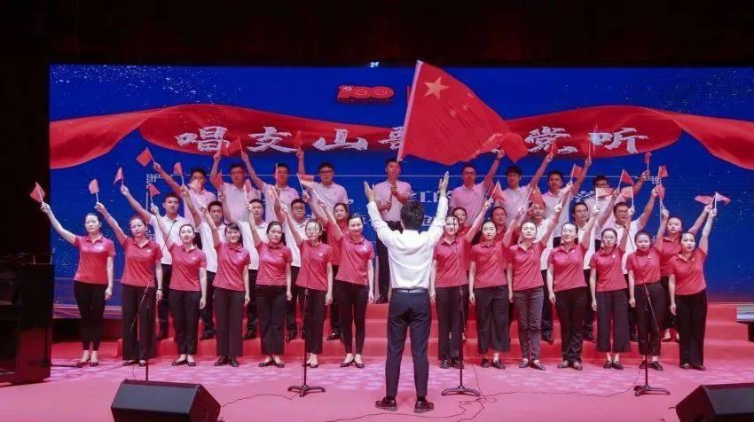 神操作!无人机应用技能赛,在狭小空间内,飞手精准操控